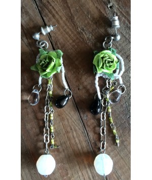 BOUCLES D' OREILLES ROSES VERTES